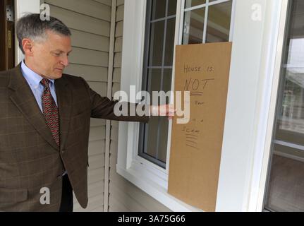 Oct. 2, 2012 - Baltimore, MD, USA - L'agent immobilier Rusty Miller montre un panneau placé dans la fenêtre d'une maison qu'il a à vendre à Baltimore, Maryland, le 2 octobre 2012. Miller a appris qu'un escroc avait publié des annonces disant que la propriété était à louer dans l'espoir de séparer les locataires potentiels des dépôts de garantie. (Crédit image : © Lloyd Fox/MCT/ZUMAPRESS.com) Banque D'Images