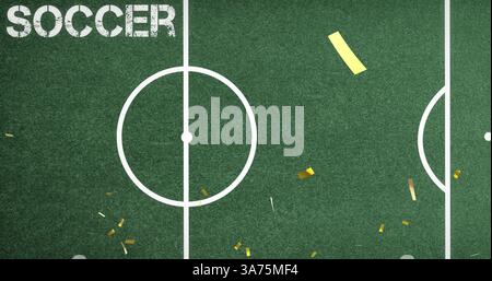 Image de confettis dorés tombant sur un terrain de sport vert avec le mot soccer Banque D'Images