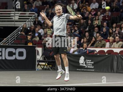17 octobre 2012 - Chicago, Illinois, États-Unis d'Amérique - le grand tennis JOHN MCENROE, vu ici lors du Powershares QQQ Challenge 2012, qui s'est tenu au United Center. (Crédit image : © TriplePlayNewMedia/ZUMAPRESS.com) Banque D'Images