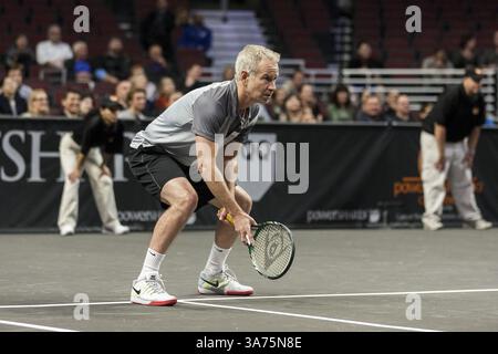 17 octobre 2012 - Chicago, Illinois, États-Unis d'Amérique - le grand tennis JOHN MCENROE, vu ici lors du Powershares QQQ Challenge 2012, qui s'est tenu au United Center. (Crédit image : © TriplePlayNewMedia/ZUMAPRESS.com) Banque D'Images