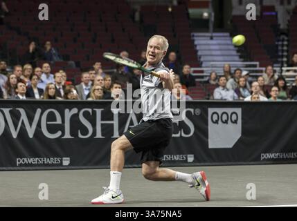 17 octobre 2012 - Chicago, Illinois, États-Unis d'Amérique - le grand tennis JOHN MCENROE, vu ici lors du Powershares QQQ Challenge 2012, qui s'est tenu au United Center. (Crédit image : © TriplePlayNewMedia/ZUMAPRESS.com) Banque D'Images