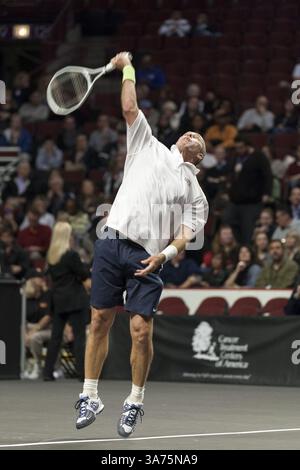 17 octobre 2012 - Chicago, Illinois, États-Unis d'Amérique - le grand tennis IVAN LENDL, vu ici lors du Powershares QQ Challenge 2012, qui s'est tenu au United Center. (Crédit image : © TriplePlayNewMedia/ZUMAPRESS.com) Banque D'Images