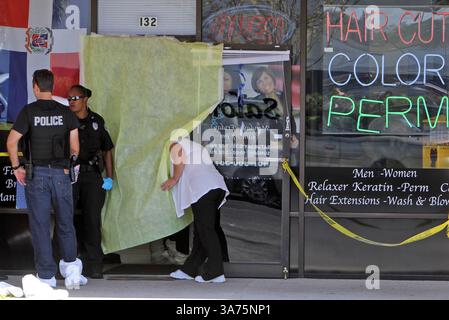 Octobre 18, 2012 - Casselberry, FL, États-Unis - les forces de l'ordre enquêtent sur la scène de tournage dans un salon de beauté central de Floride à Casselberry, jeudi 18 octobre 2012. Un homme armé a ouvert le feu dans le salon, tuant trois femmes et en blessant une quatrième avant de quitter l'entreprise et de se suicider dans une maison voisine, a déclaré la police. (Crédit image : © Red Huber/MCT/ZUMAPRESS.com) Banque D'Images