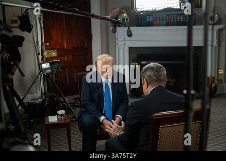 Washington, États-Unis. 25 mars 2025. U. Le président Donald Trump, à gauche, écoute une question de Greg Kelly, animateur conservateur de Newsmax, lors d'une interview individuelle à la Maison Blanche, le 25 mars 2025, à Washington, DC crédit : Molly Riley/White House photo/Alamy Live News Banque D'Images