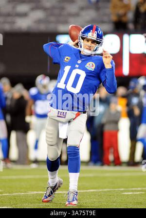 09, 2012 - East Rutherford, New Jersey, États-Unis - le quarterback ELI MANNING (10) des Giants de New York se réchauffe avant le match contre les Saints de la Nouvelle-Orléans. Les Giants remportent 52-27 au met Life Stadium. (Crédit image : © Bennett Cohen/ZUMAPRESS.com) Banque D'Images