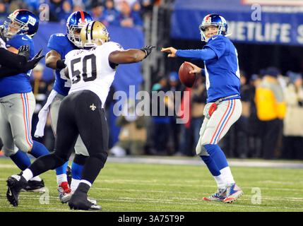 Dec. 09, 2012 - East Rutherford, New Jersey, États-Unis - le quarterback ELI MANNING (10) des Giants de New York lance la balle sur le terrain pendant le match contre les Saints. Les Giants remportent 52-27 au met Life Stadium. (Crédit image : © Bennett Cohen/ZUMAPRESS.com) Banque D'Images