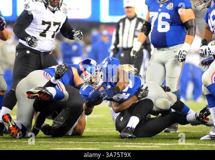 09 décembre 2012 - East Rutherford, New Jersey, États-Unis - les Giants de New York Running back AHMAD BRADSHAW (44) s'engagent pour des yards supplémentaires pendant le deuxième quart d'action. Les Giants remportent 52-27 au met Life Stadium. (Crédit image : © Bennett Cohen/ZUMAPRESS.com) Banque D'Images