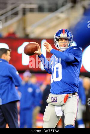 09, 2012 - East Rutherford, New Jersey, États-Unis - le quarterback ELI MANNING (10) des Giants de New York se réchauffe avant le match contre les Saints de la Nouvelle-Orléans. Les Giants remportent 52-27 au met Life Stadium. (Crédit image : © Bennett Cohen/ZUMAPRESS.com) Banque D'Images