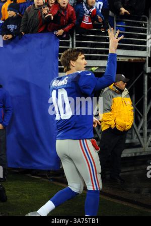 09 décembre 2012 - East Rutherford, New Jersey, États-Unis - le quarterback ELI MANNING (10) des Giants de New York fait des vagues à la foule après le match contre les Saints de la Nouvelle-Orléans. Les Giants ont gagné 52-27 au met Life Stadium. (Crédit image : © Bennett Cohen/ZUMAPRESS.com) Banque D'Images