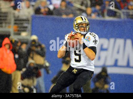 09, 2012 - East Rutherford, New Jersey, États-Unis - le quarterback des Saints de la Nouvelle-Orléans DREW BREES (9) regarde au-dessus du terrain alors qu'il tente de passer le ballon pendant le quatrième quart d'action. Les Giants remportent 52-27 au met Life Stadium. (Crédit image : © Bennett Cohen/ZUMAPRESS.com) Banque D'Images