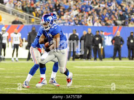 Dec. 09, 2012 - East Rutherford, New Jersey, États-Unis - les Giants de New York Running Back AHMAD BRADSHAW (44 ans) prend un coup de main pendant le troisième quart d'action. Les Giants remportent 52-27 au met Life Stadium. (Crédit image : © Bennett Cohen/ZUMAPRESS.com) Banque D'Images