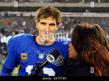 09, 2012 - East Rutherford, New Jersey, États-Unis - le quarterback ELI MANNING (10) des Giants de New York parle aux journalistes après le match contre les Saints de la Nouvelle-Orléans. Les Giants ont gagné 52-27 au met Life Stadium. (Crédit image : © Bennett Cohen/ZUMAPRESS.com) Banque D'Images