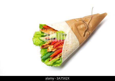 Enveloppement de poulet grillé avec des légumes frais dans du pain plat tortilla isolé sur fond blanc. Enveloppement gyroscopique grec. Banque D'Images