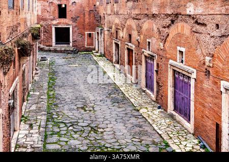 Via Biberatica, une ancienne rue romaine exceptionnellement bien conservée dans le marché de Trajan à Rome, Italie.​ Banque D'Images