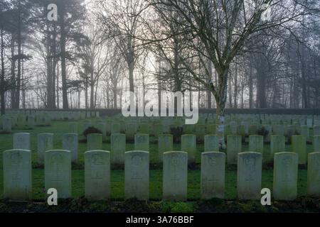 Buttes New British Cemeterx, Polygon Wood, pierres tombales dans la brume du matin Banque D'Images