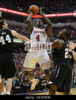 15 décembre 2012 - Indianapolis, Indiana, États-Unis - 15 décembre 2012 : Victor Oladipo (4), le garde des Hoosiers de l'Indiana, se lance dans le match Boston Scientific Close the Gap Crossroads Classic entre Butler Bulldogs et Indiana Hoosiers au Bankers Life Fieldhouse à Indianapolis, Indiana. (Crédit image : © Pat Lovell/Cal Sport Media/ZUMAPRESS.com) Banque D'Images