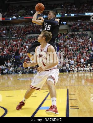 15 décembre 2012 - Indianapolis, Indiana, États-Unis - 15 décembre 2012 : Rotnei Clarke (15), gardien des Butler Bulldogs, tire sur les Jordan Hulls (1) de la garde des Hoosiers de l'Indiana dans le match Boston Scientific Close the Gap Crossroads Classic entre Butler Bulldogs et Indiana Hoosiers au Bankers Life Fieldhouse à Indianapolis, Indiana. Butler a contrarié Indiana 88-86 en début de course. (Crédit image : © Pat Lovell/Cal Sport Media/ZUMAPRESS.com) Banque D'Images