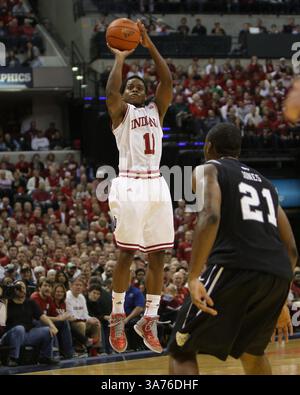 15 décembre 2012 - Indianapolis, Indiana, États-Unis - 15 décembre 2012 : le garde des Hoosiers de l'Indiana Kevin Ferrell (11) effectue un tir à trois points dans le match Boston Scientific Close the Gap Crossroads Classic entre Butler Bulldogs et Indiana Hoosiers au Bankers Life Fieldhouse à Indianapolis, Indiana. (Crédit image : © Pat Lovell/Cal Sport Media/ZUMAPRESS.com) Banque D'Images