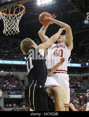15 décembre 2012 - Indianapolis, Indiana, États-Unis - 15 décembre 2012 : L'attaquant des Hoosiers de l'Indiana Cody Zeller (40) lance un tir et est faussé par le garde des Butler Bulldogs Jackson Aldridge (11) dans le Boston Scientific Close the Gap Crossroads Classic match entre Butler Bulldogs et Indiana Hoosiers au Bankers Life Fieldhouse à Indianapolis, Indiana. (Crédit image : © Pat Lovell/Cal Sport Media/ZUMAPRESS.com) Banque D'Images
