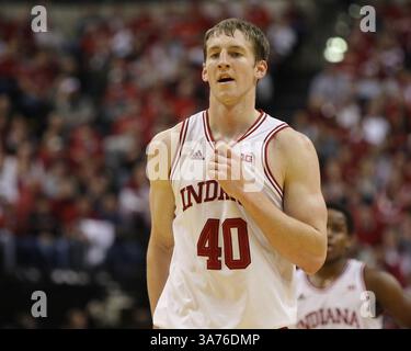 15 décembre 2012 - Indianapolis, Indiana, États-Unis - 15 décembre 2012 : L'attaquant des Hoosiers de l'Indiana Cody Zeller (40) fait marche arrière dans le match Boston Scientific Close the Gap Crossroads Classic entre Butler Bulldogs et Indiana Hoosiers au Bankers Life Fieldhouse à Indianapolis, Indiana. Butler a contrarié Indiana 88-86 en début de course. (Crédit image : © Pat Lovell/Cal Sport Media/ZUMAPRESS.com) Banque D'Images