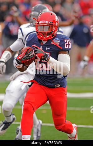 15 décembre 2012 - Albuquerque, Nouveau-Mexique, États-Unis d'Amérique - 15 décembre 2012 : Arizona Wildcats Running back Ka'Deem Carey (25) en action lors du match de football de la NCAA le 7e Gildan New Mexico Bowl annuel entre Nevada Wolf Pack et Arizona Wildcats sur Branch Field au University Stadium d'Albuquerque, Nouveau-Mexique. Crédit image Â© Lou Novick/Cal Sport Media(crédit image : © Lou Novick/Cal Sport Media/ZUMAPRESS.com) Banque D'Images