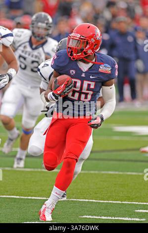 15 décembre 2012 - Albuquerque, Nouveau-Mexique, États-Unis d'Amérique - 15 décembre 2012 : Arizona Wildcats Running back Ka'Deem Carey (25) en action lors du match de football de la NCAA le 7e Gildan New Mexico Bowl annuel entre Nevada Wolf Pack et Arizona Wildcats sur Branch Field au University Stadium d'Albuquerque, Nouveau-Mexique. Crédit image Â© Lou Novick/Cal Sport Media(crédit image : © Lou Novick/Cal Sport Media/ZUMAPRESS.com) Banque D'Images
