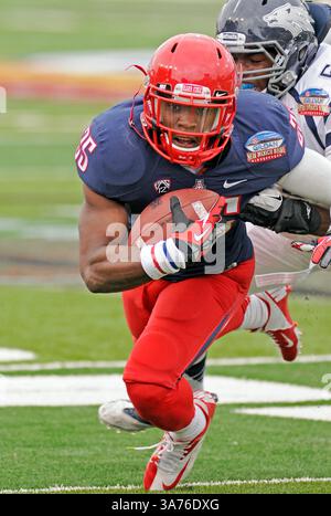 15 décembre 2012 - Albuquerque, Nouveau-Mexique, États-Unis d'Amérique - 15 décembre 2012 : le linebacker du Nevada Wolf Pack Jeremiah Green (54) s'attaque aux Arizona Wildcats Running Back Ka'Deem Carey (25) pendant le match de football de la NCAA le 7e Gildan New Mexico Bowl annuel entre Nevada Wolf Pack et Arizona Wildcats sur Branch Field à l'University Stadium d'Albuquerque, Nouveau-Mexique. Crédit image Â© Lou Novick/Cal Sport Media(crédit image : © Lou Novick/Cal Sport Media/ZUMAPRESS.com) Banque D'Images