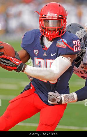 15 décembre 2012 - Albuquerque, Nouveau-Mexique, États-Unis d'Amérique - 15 décembre 2012 : Arizona Wildcats Running back Ka'Deem Carey (25) en action lors du match de football de la NCAA le 7e Gildan New Mexico Bowl annuel entre Nevada Wolf Pack et Arizona Wildcats sur Branch Field au University Stadium d'Albuquerque, Nouveau-Mexique. Crédit image Â© Lou Novick/Cal Sport Media(crédit image : © Lou Novick/Cal Sport Media/ZUMAPRESS.com) Banque D'Images
