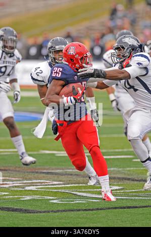 15 décembre 2012 - Albuquerque, Nouveau-Mexique, États-Unis d'Amérique - 15 décembre 2012 : Arizona Wildcats Running Back Ka'Deem Carey (25) repousse le linebacker du Nevada Wolf Pack Jeremiah Green (54) lors du match de football de la NCAA le 7e Gildan New Mexico Bowl annuel entre Nevada Wolf Pack et Arizona Wildcats sur Branch Field au stade universitaire d'Albuquerque, Nouveau-Mexique. Crédit image Â© Lou Novick/Cal Sport Media(crédit image : © Lou Novick/Cal Sport Media/ZUMAPRESS.com) Banque D'Images