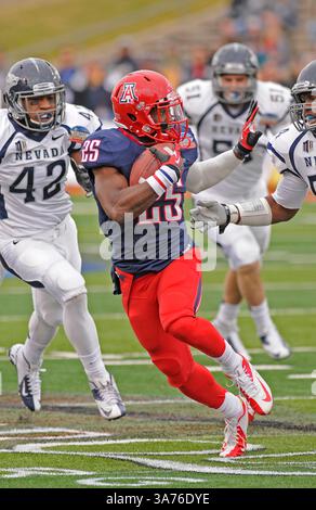 15 décembre 2012 - Albuquerque, Nouveau-Mexique, États-Unis d'Amérique - 15 décembre 2012 : Arizona Wildcats Running back Ka'Deem Carey (25) en action lors du match de football de la NCAA le 7e Gildan New Mexico Bowl annuel entre Nevada Wolf Pack et Arizona Wildcats sur Branch Field au University Stadium d'Albuquerque, Nouveau-Mexique. Crédit image Â© Lou Novick/Cal Sport Media(crédit image : © Lou Novick/Cal Sport Media/ZUMAPRESS.com) Banque D'Images