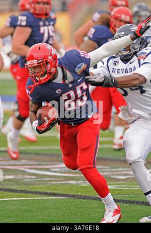 15 décembre 2012 - Albuquerque, Nouveau-Mexique, États-Unis d'Amérique - 15 décembre 2012 : Arizona Wildcats Running Back Ka'Deem Carey (25) repousse le linebacker du Nevada Wolf Pack Jeremiah Green (54) lors du match de football de la NCAA le 7e Gildan New Mexico Bowl annuel entre Nevada Wolf Pack et Arizona Wildcats sur Branch Field au stade universitaire d'Albuquerque, Nouveau-Mexique. Crédit image Â© Lou Novick/Cal Sport Media(crédit image : © Lou Novick/Cal Sport Media/ZUMAPRESS.com) Banque D'Images