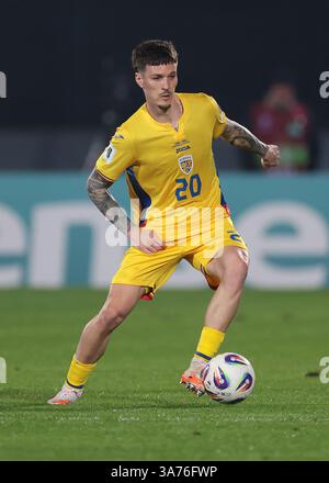 Serravalle, Italie. 24 mars 2025. Dennis Man de Roumanie lors du match de qualification pour le Championnat d'Europe de l'UEFA au stade San Marino, Serravalle. Le crédit photo devrait se lire : Jonathan Moscrop/Sportimage crédit : Sportimage Ltd/Alamy Live News Banque D'Images