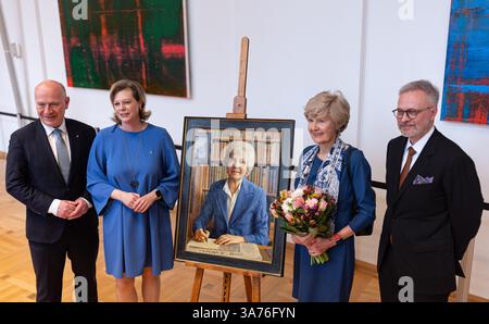 26 mars 2025, Berlin : Kai Wegner (CDU, gauche-droite), maire de Berlin, Cornelia Seibeld (CDU), présidente de la Chambre des représentants, l'éditeur Friede Springer et l'artiste Michael Triegel se tiennent ensemble devant le portrait de l'éditeur. Le portrait citoyen honoraire de l'éditeur est dévoilé à la Chambre des représentants de Berlin. Photo : Hannes P. Albert/dpa Banque D'Images