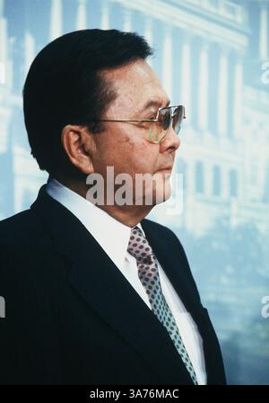 PHOTO DE DOSSIER - Daniel Inouye, un héros de guerre décoré qui est devenu plus tard le deuxième sénateur le plus ancien de l'histoire des États-Unis et le politicien américano-asiatique le plus haut rang en tant que président pro tempore du Sénat, est décédé lundi 17 décembre 2012 à Washington. Il avait 88 ans. PHOTO : 29 avril 1987 - Washington, District of Columbia, États-Unis - le sénateur DANIEL INOUYE, au début des audiences sur l'affaire Iran-Contra le 29 avril 1987. (Crédit image : © Bert V. Goulait/The Washington Times/ZUMAPRESS.com) Banque D'Images