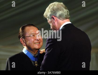 PHOTO DE DOSSIER - Daniel Inouye, un héros de guerre décoré qui est devenu plus tard le deuxième sénateur le plus ancien de l'histoire des États-Unis et le politicien américano-asiatique le plus haut rang en tant que président pro tempore du Sénat, est décédé lundi 17 décembre 2012 à Washington. Il avait 88 ans. PHOTO : 21 juin 2000 - Washington, District of Columbia, États-Unis - le sénateur DANIEL INOUYE sourit après avoir reçu la médaille d'honneur du président BILL CLINTON lors d'une cérémonie à la Maison Blanche, le 21 juin 2000. Inouye a reçu l'honneur pour ses actions pendant la seconde Guerre mondiale à Terenzo, en Italie. (Crédit image : © Nancy Pastor/The Washington Times/ZUMAPRESS.com) Banque D'Images