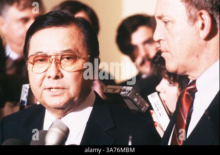 PHOTO DE DOSSIER - Daniel Inouye, un héros de guerre décoré qui est devenu plus tard le deuxième sénateur le plus ancien de l'histoire des États-Unis et le politicien américano-asiatique le plus haut rang en tant que président pro tempore du Sénat, est décédé lundi 17 décembre 2012 à Washington. Il avait 88 ans. PHOTO : 25 mars 1987 - Washington, DC, USA - Sen. DANIEL INOUYE (l), discutant de l'Iran-Contra le 25 mars 1987. (Crédit image : © Bert V. Goulait/The Washington Times/ZUMAPRESS.com) Banque D'Images