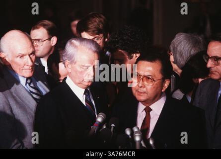 PHOTO DE DOSSIER - Daniel Inouye, un héros de guerre décoré qui est devenu plus tard le deuxième sénateur le plus ancien de l'histoire des États-Unis et le politicien américano-asiatique le plus haut rang en tant que président pro tempore du Sénat, est décédé lundi 17 décembre 2012 à Washington. Il avait 88 ans. PHOTO : 20 novembre 1986 - Washington, DC, USA - Sen. DANIEL INOUYE (R), avec sens. ROBERT BYRD (C) et ALAN CRANSTON (G) le 20 novembre 1986. (Crédit image : © Bert V. Goulait/The Washington Times/ZUMAPRESS.com) Banque D'Images