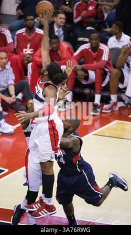 Dec. 18, 2012 - Washington, DC, USA - le centre des Wizards de Washington Nene (42) bloque le tir de l'attaquant des Hawks d'Atlanta, Ivan Johnson (44) pendant la seconde moitié de leur match joué au Verizon Center à Washington, DC, mardi 18 décembre 2012. Atlanta bat Washington 100-95 en prolongation. (Crédit image : © Harry E. Walker/MCT/ZUMAPRESS.com) Banque D'Images
