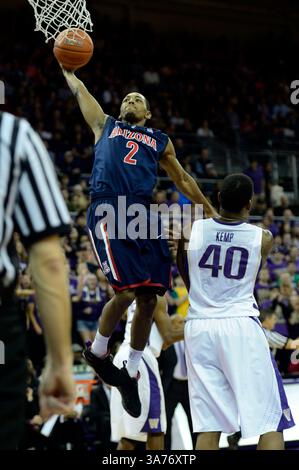 31 janvier 2013. . La garde Mark Lyons #2 des Wildcats de l'Arizona marque sur l'attaquant Shawn Kemp, Jr #40 des Huskies de Washington à l'Alaska Airlines Arena de Seattle, WA.. . Arizona bat Washington 57 - 53.George Holland / Cal Sport Media. (Crédit image : © George Holland/Cal Sport Media/ZUMAPRESS.com) Banque D'Images
