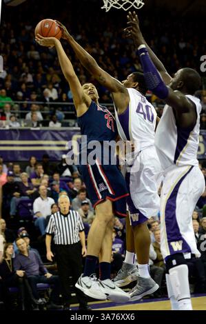 31 janvier 2013. . L'attaquant des Wildcats de l'Arizona Brandon Ashley #21 a sa tentative de tir bloquée par l'attaquant des Huskies de Washington Shawn Kemp, Jr. #40 à Alaska Airlines Arena à Seattle, WA. . Arizona bat Washington 57 - 53.George Holland / Cal Sport Media. (Crédit image : © George Holland/Cal Sport Media/ZUMAPRESS.com) Banque D'Images