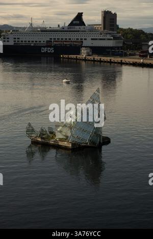 Sculpture publique She Lies de Monica Bonvicini photographiée depuis l'opéra d'Oslo Banque D'Images