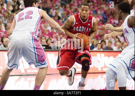 Février 2, 2013 - Omaha, Nebraska, U. S - Bradley Garde Simms-Edwards, Dyricus (32) descend la voie aginast Garde Creighton Avery Dingman (22). Creighton a battu Bradley 75-58 dans le match annuel Creighton versus cancer ''Pink Out'' dans un match joué au CenturyLink Center à Omaha, Nebraska. (Crédit image : © Steven Branscombe/ZUMApress.com) Banque D'Images