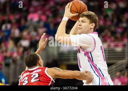 Février 2, 2013 - Omaha, Nebraska, U. S - le garde de Creighton Grant Gibbs (10) cherche à faire une passe autour du garde de Bradley Dyricus Simms-Edwards (32). Creighton a battu Bradley 75-58 dans le match annuel Creighton versus cancer ''Pink Out'' dans un match joué au CenturyLink Center à Omaha, Nebraska. (Crédit image : © Steven Branscombe/ZUMApress.com) Banque D'Images