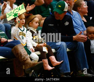 2 février 2013 - Fort Collins, CO, États-Unis d'Amérique - 2 février 2013 : une jeune fan de l'État du Colorado encourage son équipe tandis que sa sœur encourage les Wyoming Cowboys adverses à Fort Collins. (Crédit image : © Derek Regensburger/Cal Sport Media/ZUMAPRESS.com) Banque D'Images
