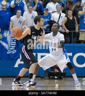2 février 2013 : attaquant de l'Air Force, Michael Lyons (14 ans), gardes Aztec, James Rahon (11 ans), lors d'un match de la Mountain West Conference entre les No. 22 classés San Diego State Aztecs et les Air Force Academy Falcons à Clune Arena, United States Air Force Academy, Colorado Springs, Colorado. L'armée de l'air bouleverse l'État de San Diego 70-67.(image crédit : © Larry Clouse/Cal Sport Media/ZUMAPRESS.com) Banque D'Images