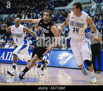 2 février 2013 : le centre de l'Air Force, Taylor Broekhuis (34 ans), combat l'État de San Diego, James Rahon (11 ans), lors d'un match-up de la Mountain West Conference entre les Aztecs de l'État de San Diego classés au 22e rang et les Falcons de l'Air Force Academy à Clune Arena, United States Air Force Academy, Colorado Springs, Colorado. L'armée de l'air bouleverse l'État de San Diego 70-67.(image crédit : © Larry Clouse/Cal Sport Media/ZUMAPRESS.com) Banque D'Images