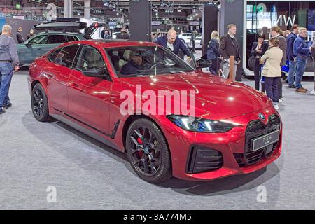 Pasila, Helsinki, Finlande – 14 mars. 2025 : BMW i4 au salon AUTO 25 et Mobility au Messukeskus Helsinki. Banque D'Images