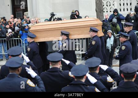 4 février 2013 - New York, NY, États-Unis - le cercueil de l'ancien maire de New York Ed Koch est sorti par des membres du département de police de New York après les funérailles au Temple Emanu-El de Manhattan le 4 février 2013 à New York. L'ancien maire de New York est décédé le 1er février 2013 à New York à l'âge de 88 ans. Ed Koch a été le 105e maire de New York et a dirigé la ville à partir de 1978-89 (crédit image : © Kristin Callahan/Ace Pictures/ZUMAPRESS.com) Banque D'Images