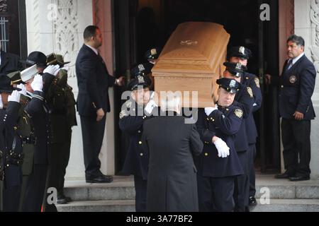 4 février 2013 - New York, New York, États-Unis - le cercueil de l'ancien maire de New York Ed Koch est sorti lundi par des membres du département de police de New York après les funérailles au Temple Emanu-El de Manhattan. L'ancien maire de New York est décédé le 1er février 2013 à 88 ans. Koch est le 105e maire de New York et dirige la ville de 1978 à 89. (Crédit image : © Kristin Callahan/Ace Pictures/ZUMAPRESS.com) Banque D'Images