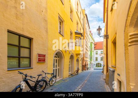 Une allée colorée de magasins à côté de la maison Oskar Schindler dans le quartier médiéval historique d'altstadt de la ville bavaroise de Ratisbonne, en Allemagne. Banque D'Images